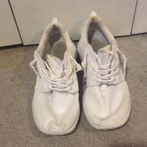 White Nike Roshe Runs Sneakers